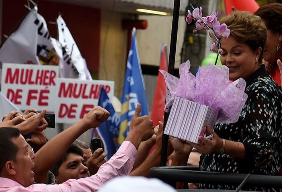Dilma recebeu flores de eleitores durante a campanha de 2014 — Foto: GettyImages