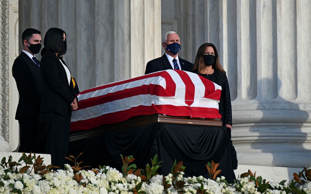 O vice-presidente dos EUA, Mike Pence, e sua mulher, Karen, prestam homenagem à juíza da Suprema Corte Ruth Bader Ginsburg, em Washington DC, na quarta-feira (23) — Foto: Reuters/Erin Scott 