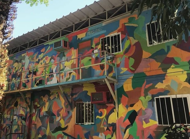 O primeiro projeto do Studio Travellero foi pintar uma fachada de um prédio da UFRJ na Praia Vermelha (Foto: Divulgação)