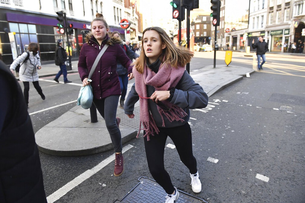 Pedestres correm em rua perto de onde houve incidente em Londres, em 29 de novembro de 2019 — Foto: Dominic Lipinski/AP
