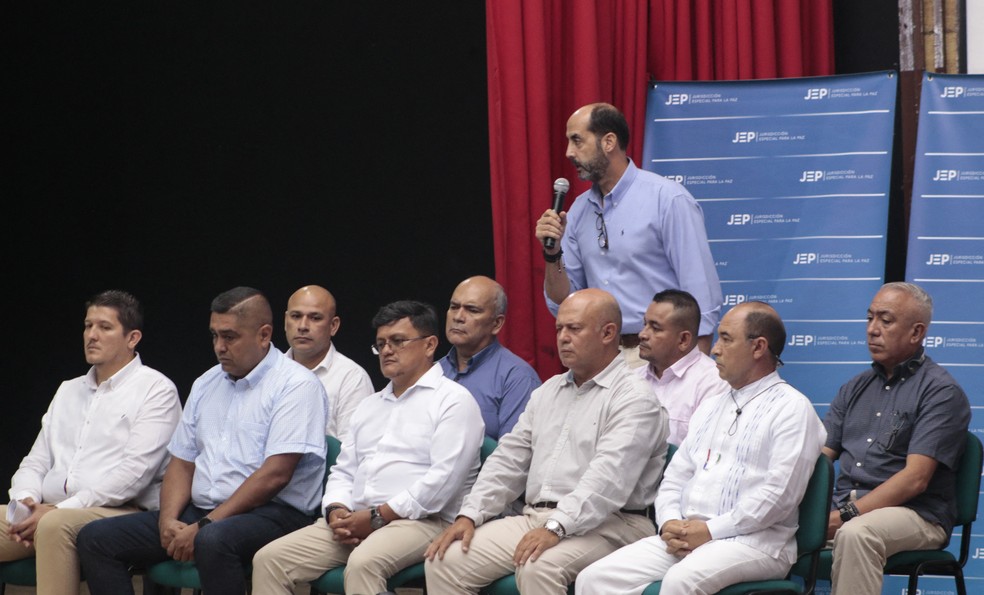 Militares reformados da pedem desculpas pelo escândalo dos falsos positivos, em 26 de abril de 2022 — Foto: Schneyder Mendoza / AFP