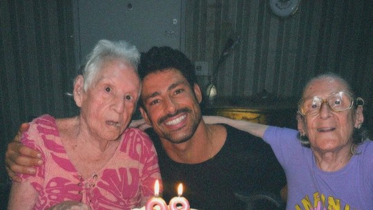 Cauã Reymond celebra 98 anos da avó
