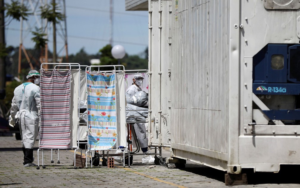 Corpo de vítima do coronavírus é colocado em frigorífico por funcionários em Manaus — Foto: Bruno Kelly/Reuters