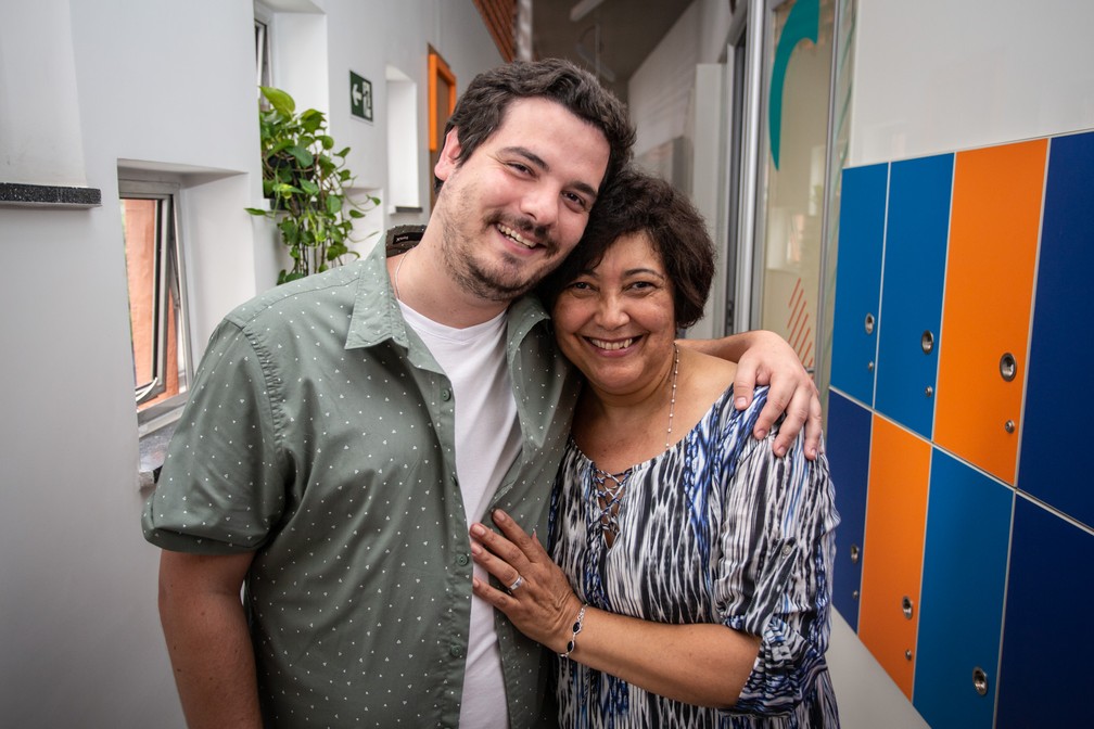 Giuliano Rossini, coordenador de projetos sociais do Colégio Pueri Domus, com Maria das Neves, que é a ex-aluna do Projeto Aprender e, depois de se formar no curso, virou professora voluntária de adultos — Foto: Fabio Tito/G1