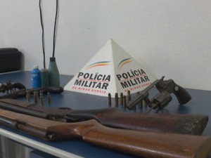 Foram apreendidas duas espingardas, uma garrucha e dois revolveres (Foto: PM de Caratinga / Divulgação)