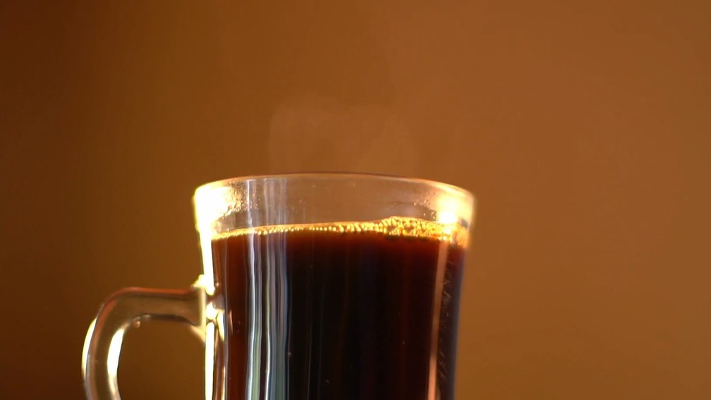 Xícara de café preparada com café solúvel — Foto: Reprodução/TV Gazeta