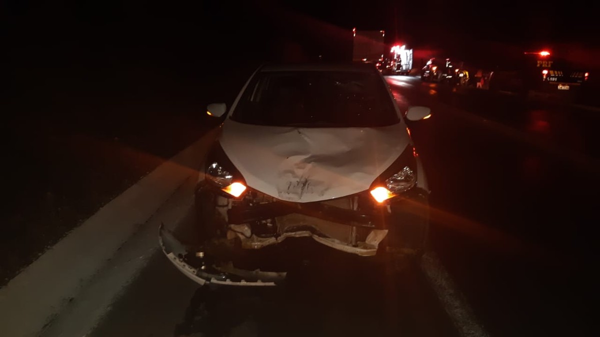 Cinco pessoas ficam feridas em acidente envolvendo um carro e duas motos na BR-251