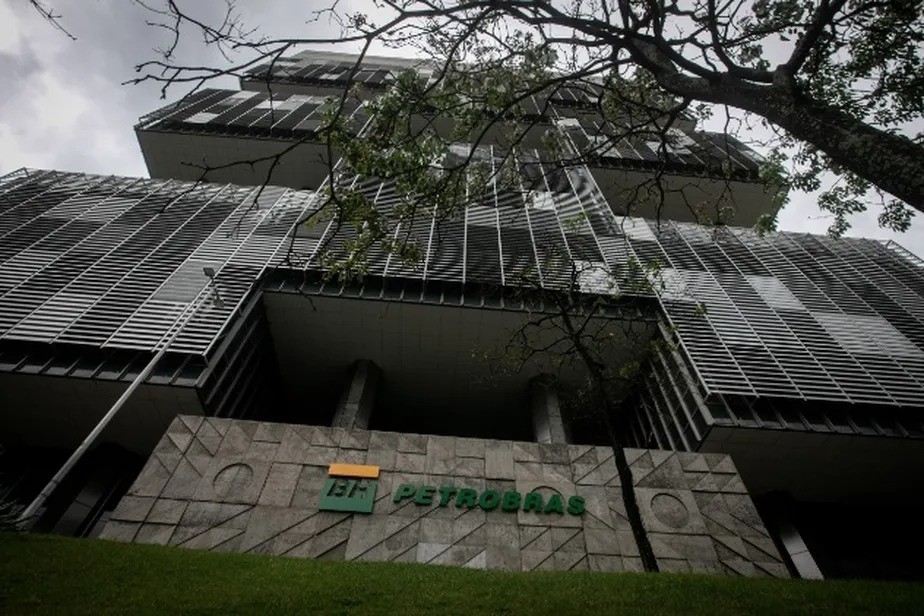 Petrobras anuncia redução nos preços de gasolina, diesel e gás de cozinha, 21,3%. Botijão ficará abaixo de R$ 100