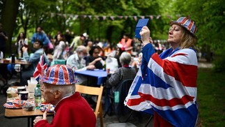 Britânicos no Grande Almoço da Coroação, em Londres — Foto: AFP