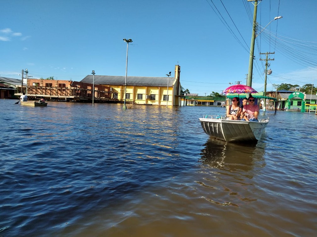 Canoas passaram a ser o principal meio de transporte dos moradores de Anamã devido a cheia. — Foto: Paulo Frazão/Rede Amazônica