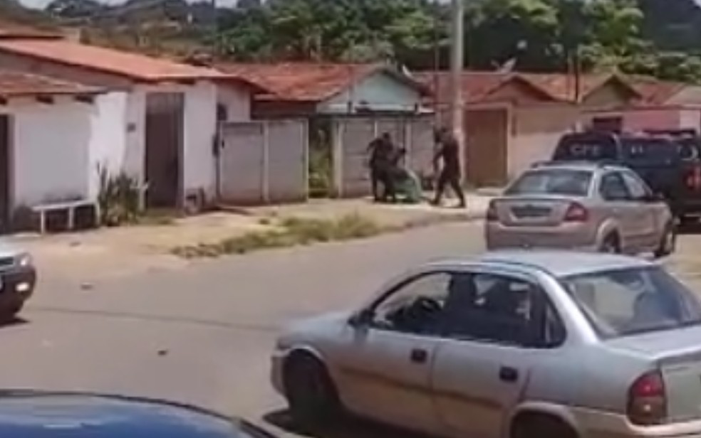 Homem foi arrastado para dentro de casa e morto em ação da PM, em Trindade — Foto: Reprodução/TV Anhanguera