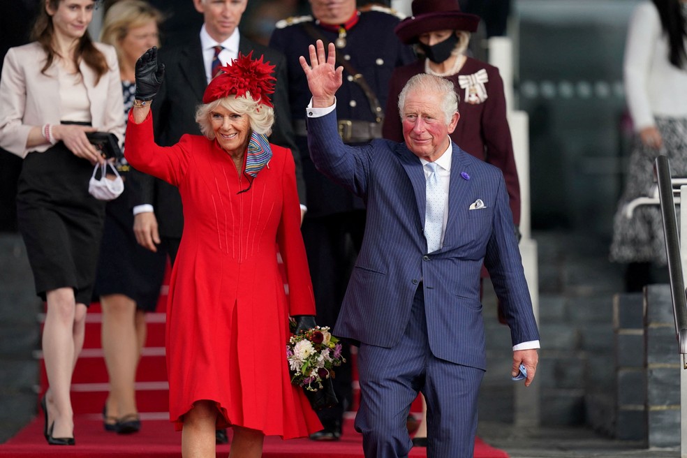 Em foto de outubro de 2021, Camilla, a duquesa da Cornualha, e o príncipe Charles acenam ao deixar uma cerimônia em Cardiff. — Foto: Jacob King/Pool via Reuters