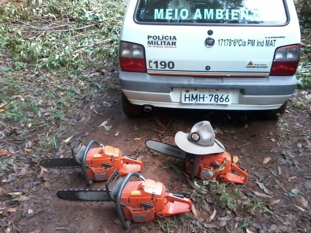 Trio foi encontrado com motosserras irregulares (Foto: Polícia Militar de Meio Ambiente/Divulgação)