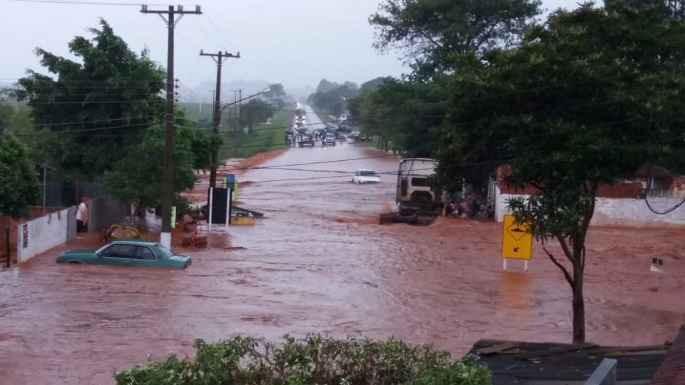 Rua de Itaporã em MS alagada pela chuva forte  — Foto: Site/Itaporãnews