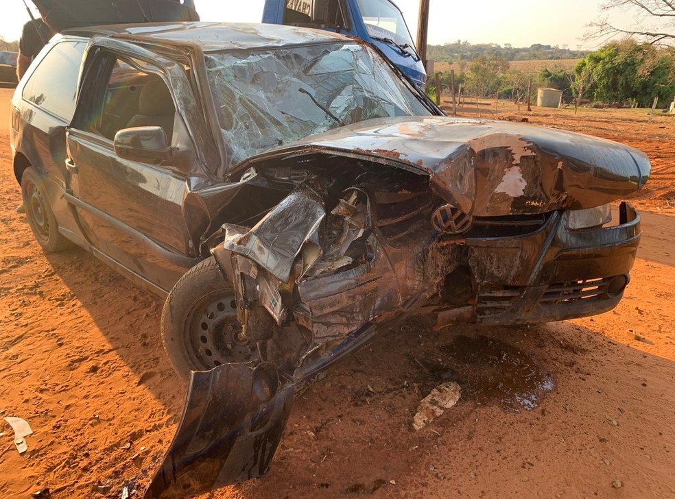 Carro ficou parcialmente destruído após acidente em Rio Preto — Foto: Arquivo Pessoal 
