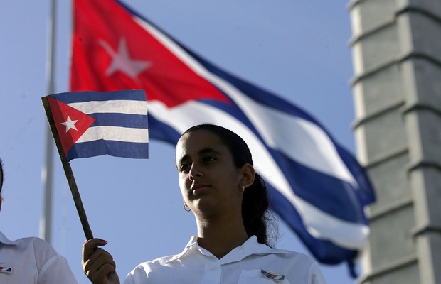 Estudante carrega bandeira de Cuba durante cerimônia na Praça da Revolução no 50o. aniversário da Revolução cubana em Havana, Cuba (Foto: Joe Raedle/Getty Images)