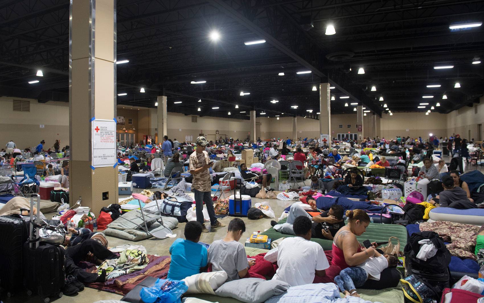  Centenas de pessoas buscam abrigo em um centro de convenções de Miami. Furacão Irma deve chegar à Flórida entre sábado e domingo