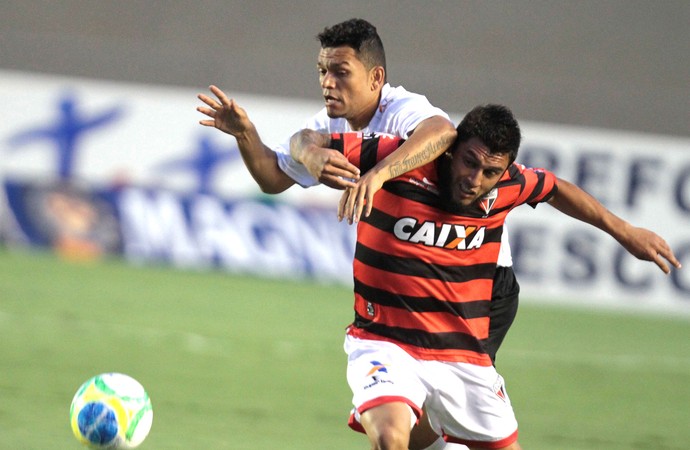 Thiago Primão e Tobi, Atlético-GO X Bragantino (Foto: Carlos Costa / Futura Press)