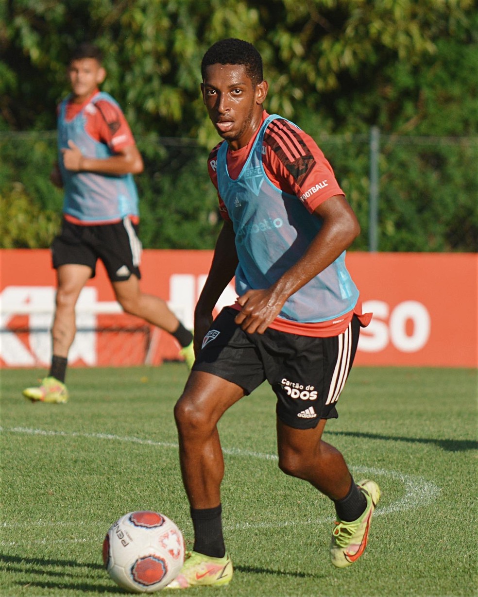 Talles Costa durante treino do São Paulo  — Foto: Divulgação