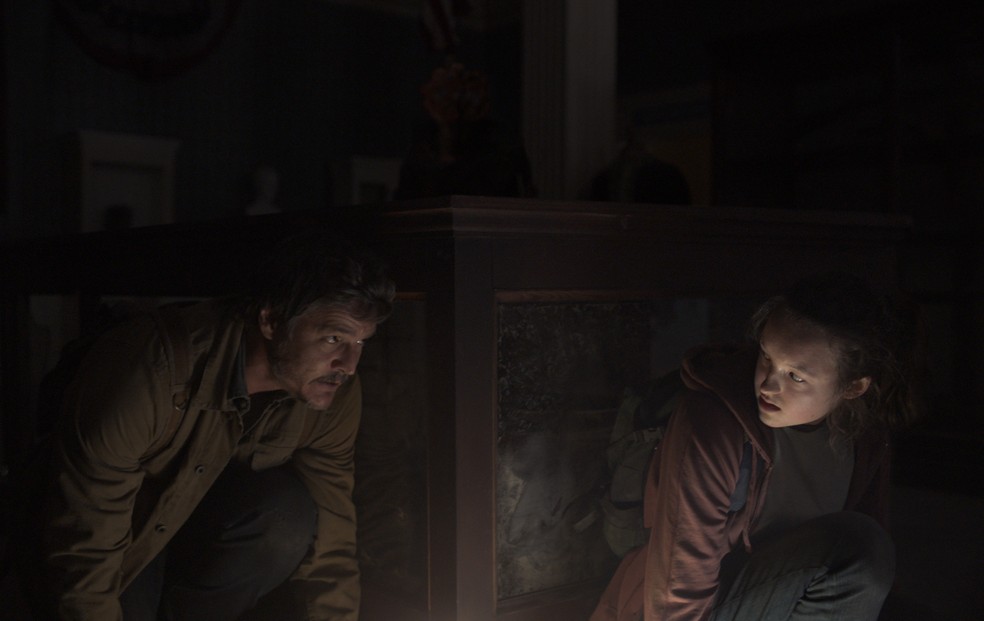 Ellie e Joel estão na primeira imagem da série The Last of Us — Foto: Divulgação/HBO