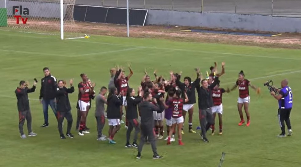 Jogadoras do Flamengo comemoram vitória fora de casa — Foto: Reprodução/FlaTV