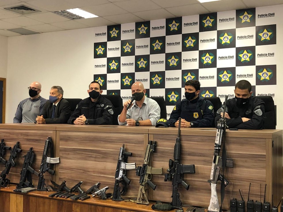 Polícia apreendeu oito fuzis, metralhadoras, granadas, pistolas e munição durante ação que deixou 12 milicianos mortos — Foto: Henrique Coelho / G1