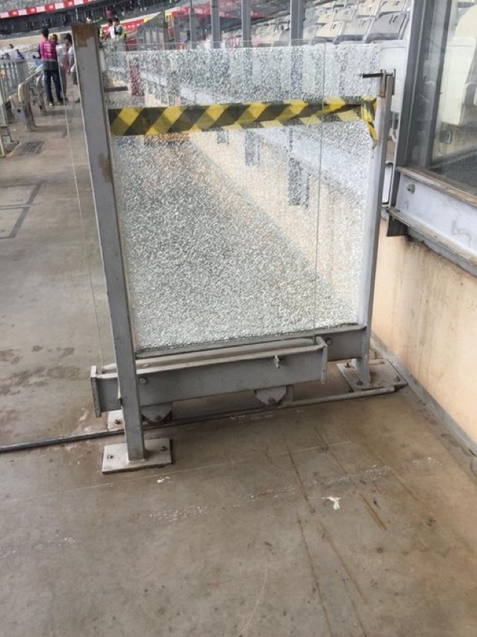 Vidros quebrados tambÃ©m impedem mobilizaÃ§Ã£o dos cadeirantes  â Foto: Arquivo pessoal