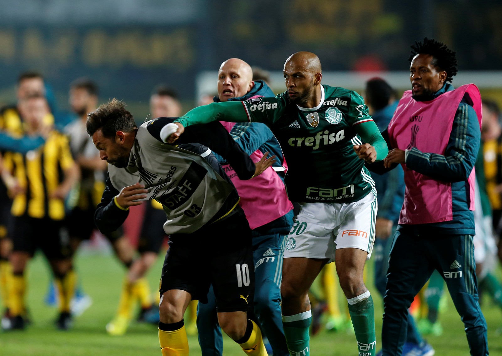 Lembra dessa, torcedor? Soco de Felipe Melo em uruguaio completa três anos; relembre