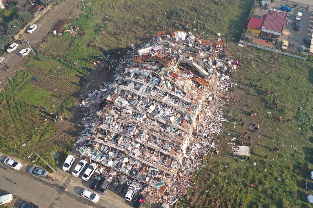 Imagem aérea em Hatay, na Turquia, mostra prédio que caiu para trás após terremoto de magnitude 7,8 na Turquia e na Síria, em 6 de fevereiro de 2023. 