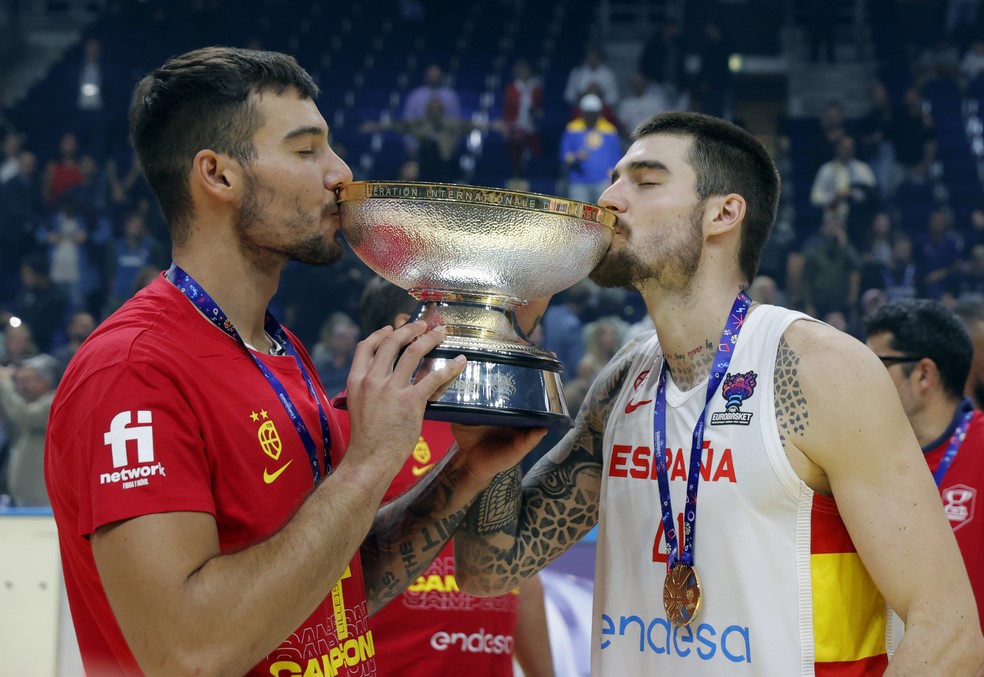 Willy Hernangomez e Juancho Hernangomez comemoram título da Espanha no Eurobasket 2022 — Foto: Pedja Milosavljevic/DeFodi/Getty Images