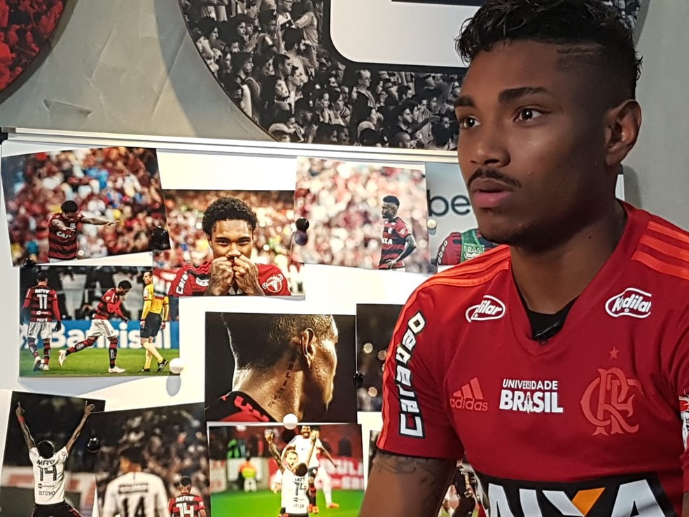 Ao fundo, Vittinho recordou momentos de seus primeiros 20 jogos pelo Flamengo com fotos do fotÃ³grafo Pedro Martins â Foto: Marcelo Baltar