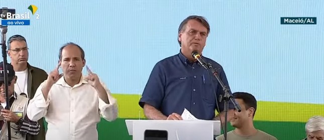 Bolsonaro comete gafe em evento em Maceió 