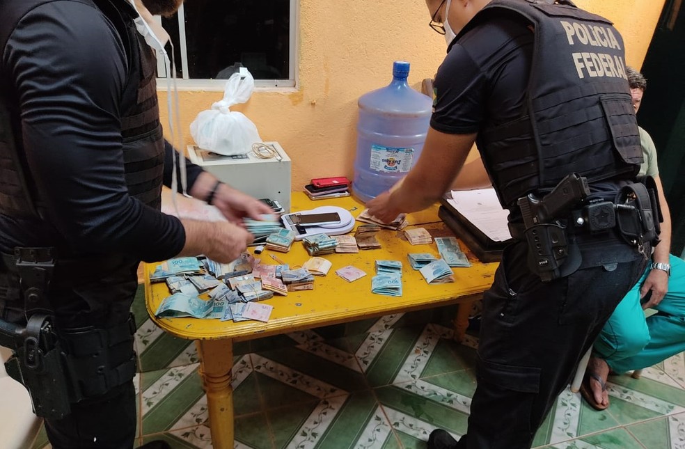 Dinheiro apreendido durante operação dessintonizando em Guajará-Mirim, RO — Foto: PF/Divulgação