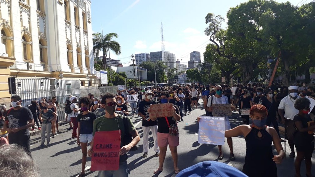 Manifestantes se reuniram na frente do Tribunal de Justiça, no Centro do Recife, para  exigir providências para o caso de Miguel, que caiu de um prédio  — Foto: Antonio Coelho/TV Globo
