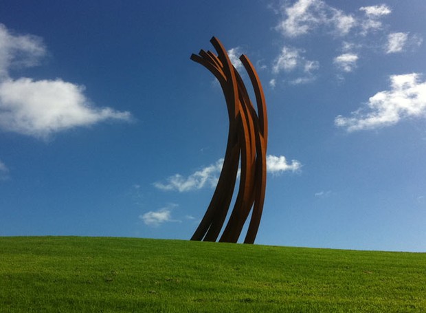bernar-venet-88-arc-parque-esculturas-nova-zelandia-2.jpg (Foto: Reprodução Gibbs Farm/Divulgação)