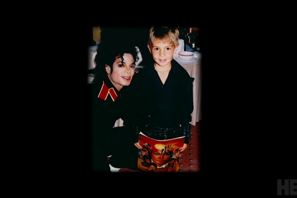 Uma das cenas do documentário Leaving Neverland, mostrando Michael Jackson com o jovem James Safechuck, que hoje acusa o músico de tê-lo abusado sexualmente (Foto: Reprodução)
