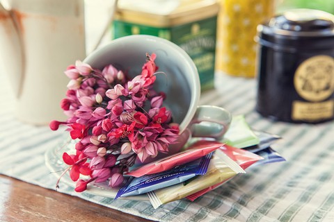 Para montar a mesa de chá para os convidados, dá até para montar um miniarranjo de flores na xícara que será usada