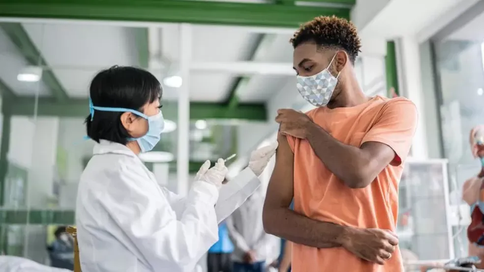 Meninas e meninos entre 9 e 14 anos, assim como imunossuprimidos de até 45 anos, podem tomar a vacina gratuitamente pelo SUS. — Foto: FG Trade/ Getty Images