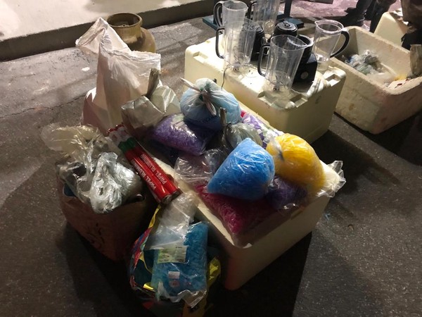 Materiais utilizados na produção das drogas foram apreendidos — Foto: Luciana Mussi/ TV Globo
