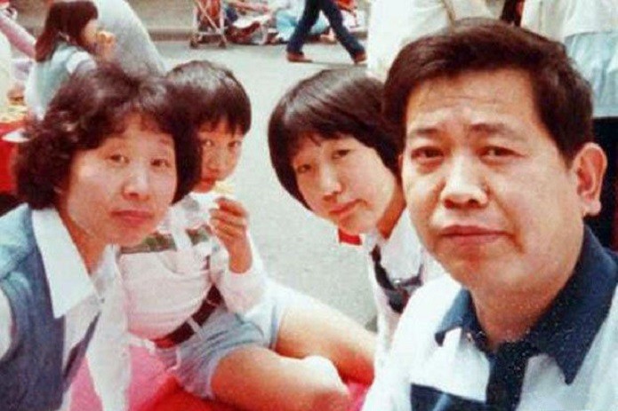 Ueda e sua família em foto feita com o aparato (Foto: Reprodução/BBC)