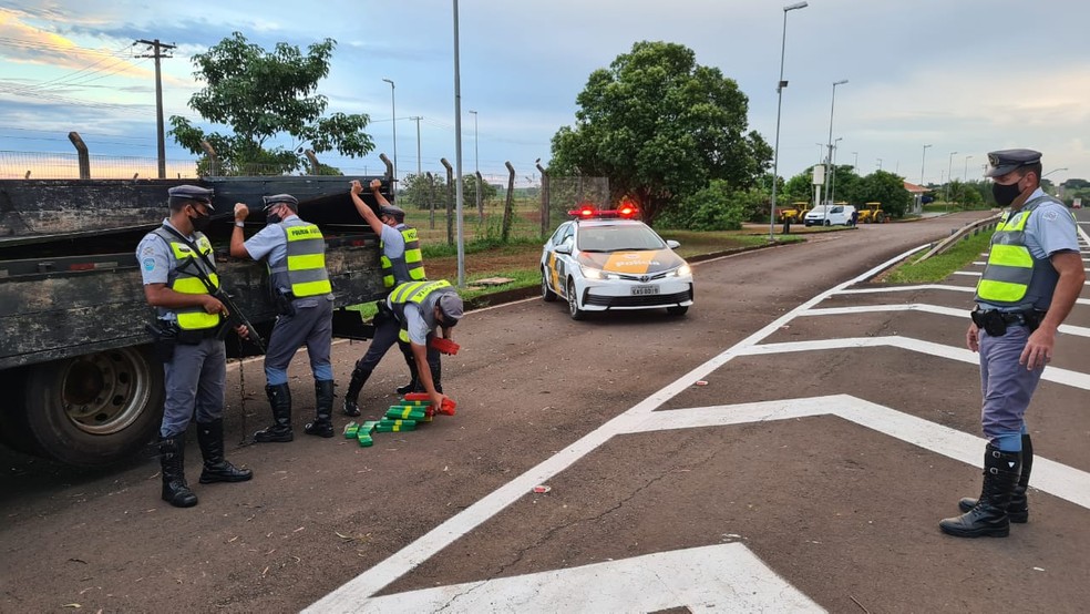Motorista de caminhão com drogas foi abordado em Itápolis durante operação da Polícia Rodoviária — Foto: Polícia Rodoviária/Divulgação