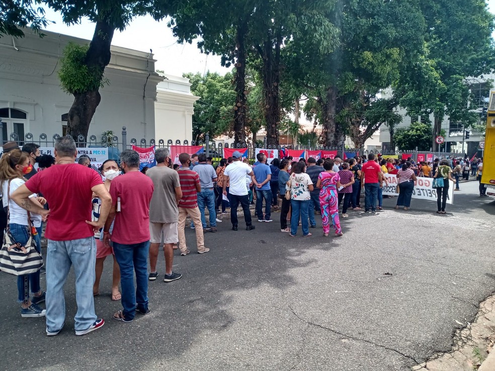 Profissionais da rede estadual de educação do Piauí fizeram manifestação em Teresina — Foto: Ilanna Serena/g1