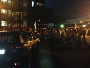 População em frente ao prédio do Tribunal Regional Eleitoral em Roraima  (Foto: Jackson Félix/G1)