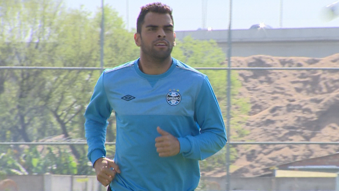 Em recuperação, Maicon volta a correr em treino leve aos titulares do Grêmio