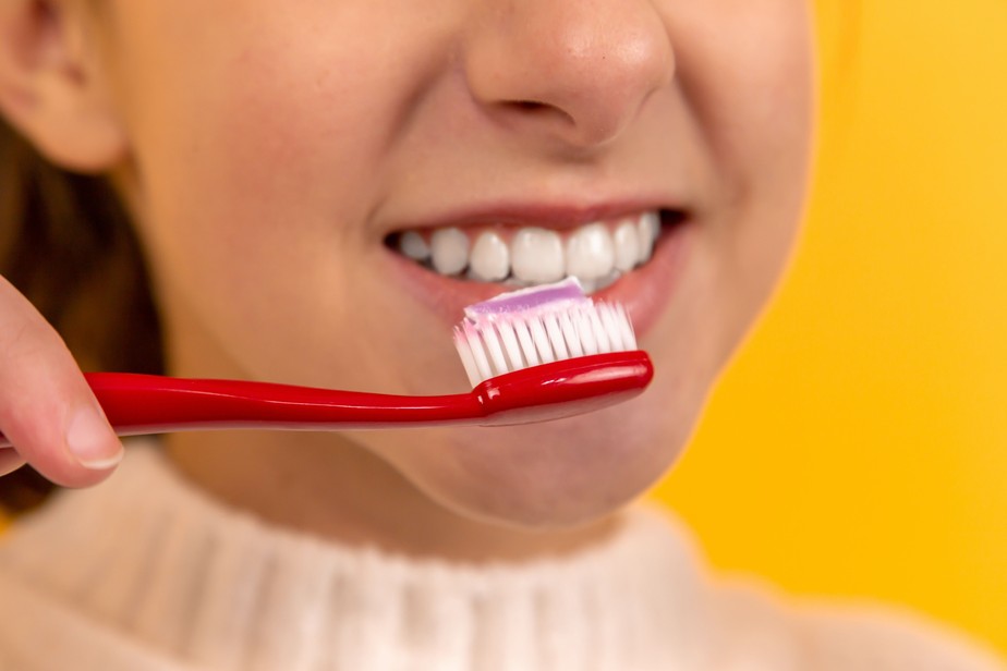 Maioria das escovas de dente vendidas no Brasil não são adequadas, diz estudo.