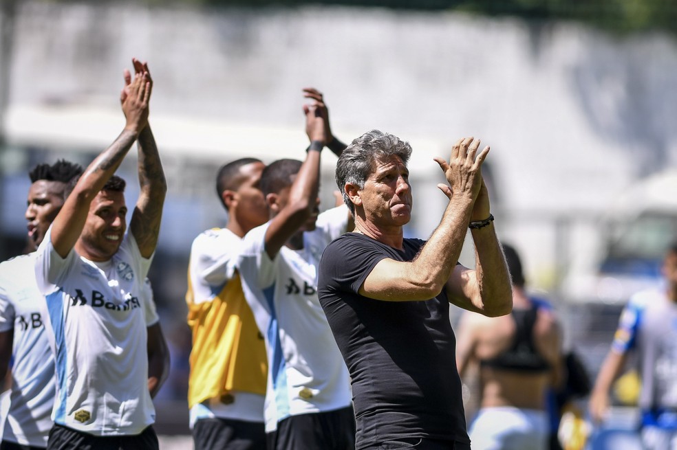 Gremistas aplaudem torcida após goleada em BH — Foto: João Guilherme/Grêmio