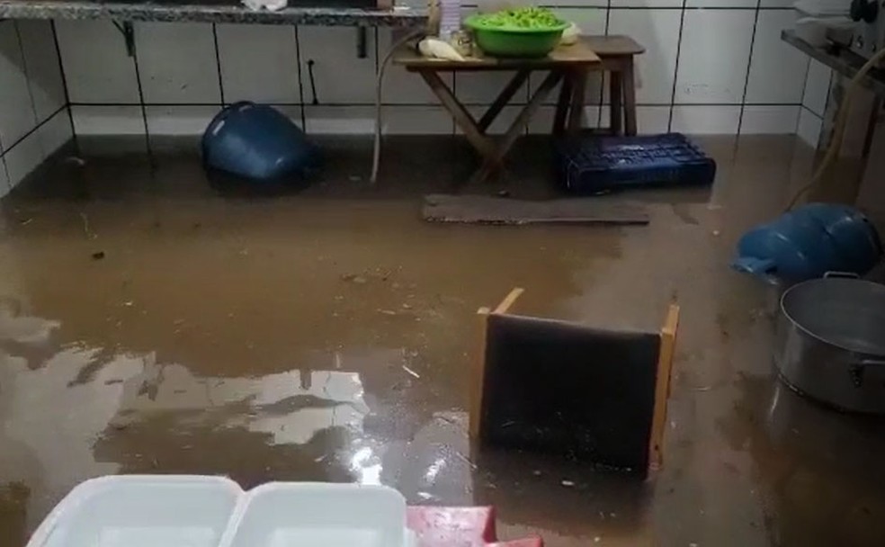 Lanchonete foi alagada no Centro de Rancharia (SP) — Foto: Fernanda Izidio da Silva