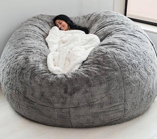 Pufe gigante, da empresa LoveSac: perfeito pra quem quer tirar uma soneca! (Foto: Instagram / Divulgação)