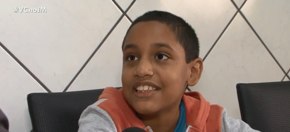 Joshua mora a 760 km de distância de Eloar e resolveu juntar dinheiro para comprar a boneca após assistir reportagem sobre a seca — Foto: Reprodução/ TV Sudoeste