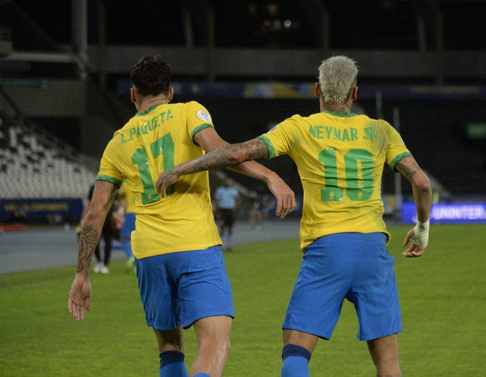 Paquetá e Neymar comemoram gol da Seleção sobre o Peru — Foto: André Durão